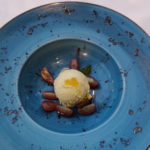 Ajoblanco de coco con helado de aguacate de Coin y granizado de uvas negras 2