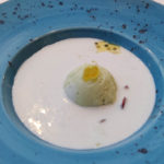 Ajoblanco de coco con helado de aguacate de Coin y granizado de uvas negras 3