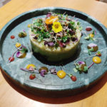 Ensalada de Quinoa con base de aceituna negra y aguacate