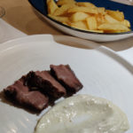 Presa Ibérica en sal de carbón con mahonesa de huevos y pimientos fritos 2