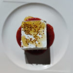 Tarta de Queso sobre Coulis de fresa natural y polen