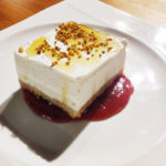 Tarta de Queso sobre Coulis de fresa natural y polen 2