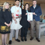 Juanjo Solano, Chef Ejecutivo de La Zambra, y Noelia Neyro, Directora de Marketing, reciben el delantal y la placa acreditativa de Mijas Navidad Gourmet